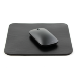 Mousepad_0012_Mousepad_-Moodbild_2 Personalisiertes Mousepad aus echtem Leder – mit Gravur von Namen, Initialen oder Logo