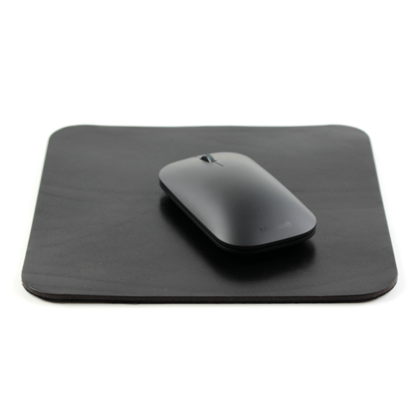 Mousepad_0012_Mousepad_-Moodbild_2 Personalisiertes Mousepad aus echtem Leder – mit Gravur von Namen, Initialen oder Logo