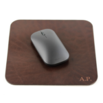Mousepad_0013_Mousepad-Moodbild_3 Personalisiertes Mousepad aus echtem Leder – mit Gravur von Namen, Initialen oder Logo