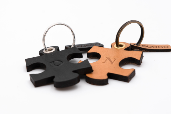 Prägung-Paar-_0001s_0000_Ebene-1 Puzzle Schlüsselanhänger Set aus Leder personalisierbar