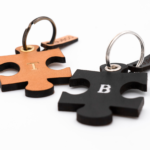 Prägung-Paar-_0001s_0001_Ebene-2 Puzzle Schlüsselanhänger Set aus Leder personalisierbar