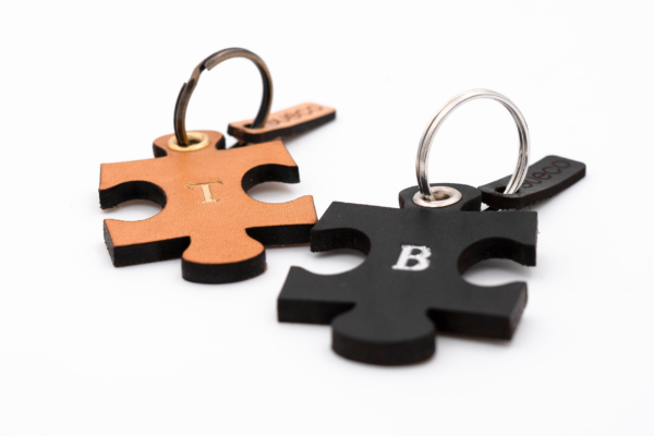 Prägung-Paar-_0001s_0001_Ebene-2 Puzzle Schlüsselanhänger Set aus Leder personalisierbar