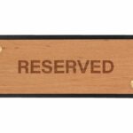 Reserviertschild aus Leder Holz Erle Schild für Tischreservierung aus Leder mit Holz und Buchschrauben und Aufschrift: RESERVED.