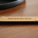 Reserviertschild aus Leder Holz Erle Schild für Tischreservierung im Restaurant aus Leder mit Holz und Aufschrift: RESERVED.