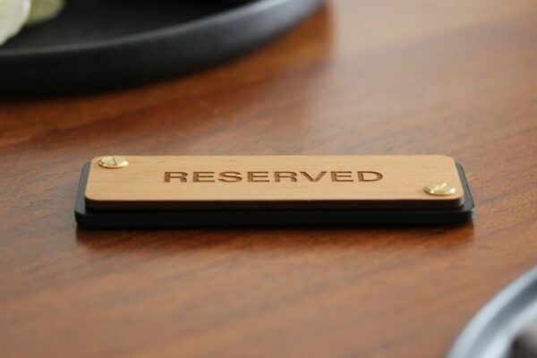 Reserviertschild aus Leder Holz Erle Schild für Tischreservierung im Restaurant aus Leder mit Holz und Aufschrift: RESERVED.