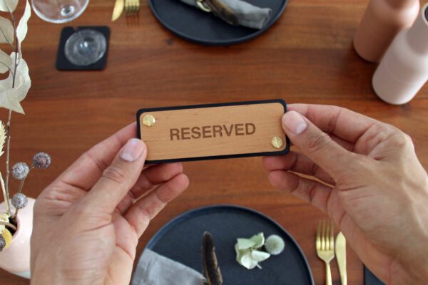 Reserviertschild aus Leder Holz Erle Schild für Tischreservierung im Restaurant aus Leder mit Holz und Aufschrift: RESERVED.