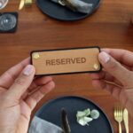 Reserviertschild aus Leder Holz Erle Schild für Tischreservierung im Restaurant aus Leder mit Holz und Aufschrift: RESERVED.