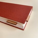 Ein rotes Buch mit einem Lesezeichen darin.
