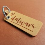 "Dahoam" - Schlüsselanhänger aus Leder mit Gravur für die neue Wohnung