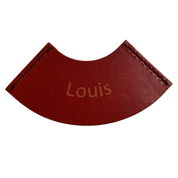 Rotes Lesezeichen aus Leder mit einer Gravur.