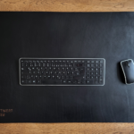 Schreibtischunterlage in schwarz Maßgefertigte und personalisierte Schreibtischunterlage in schwarzem Leder für Tastatur und Maus.