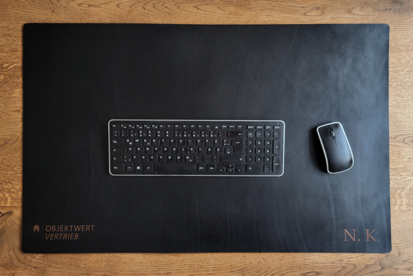 Schreibtischunterlage in schwarz Maßgefertigte und personalisierte Schreibtischunterlage in schwarzem Leder für Tastatur und Maus.
